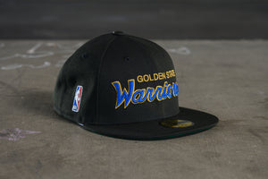 NEW ERA "RETRO SCRIPT" GOLDEN STATE WARRIORS FITTED HAT (BLACK/METALLIC BLUE)