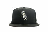 NEW ERA "DELUXE" CHICAGO WHITESOX FITTED HAT (BLACK/METALLIC IRIS)