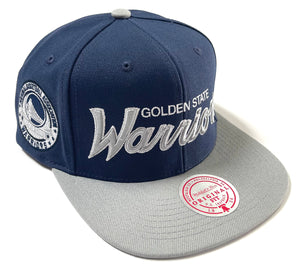 MITCHELL & NESS "TEAM SCRIPT" GS WARRIORS SNAPBACK (NAVY/GREY)