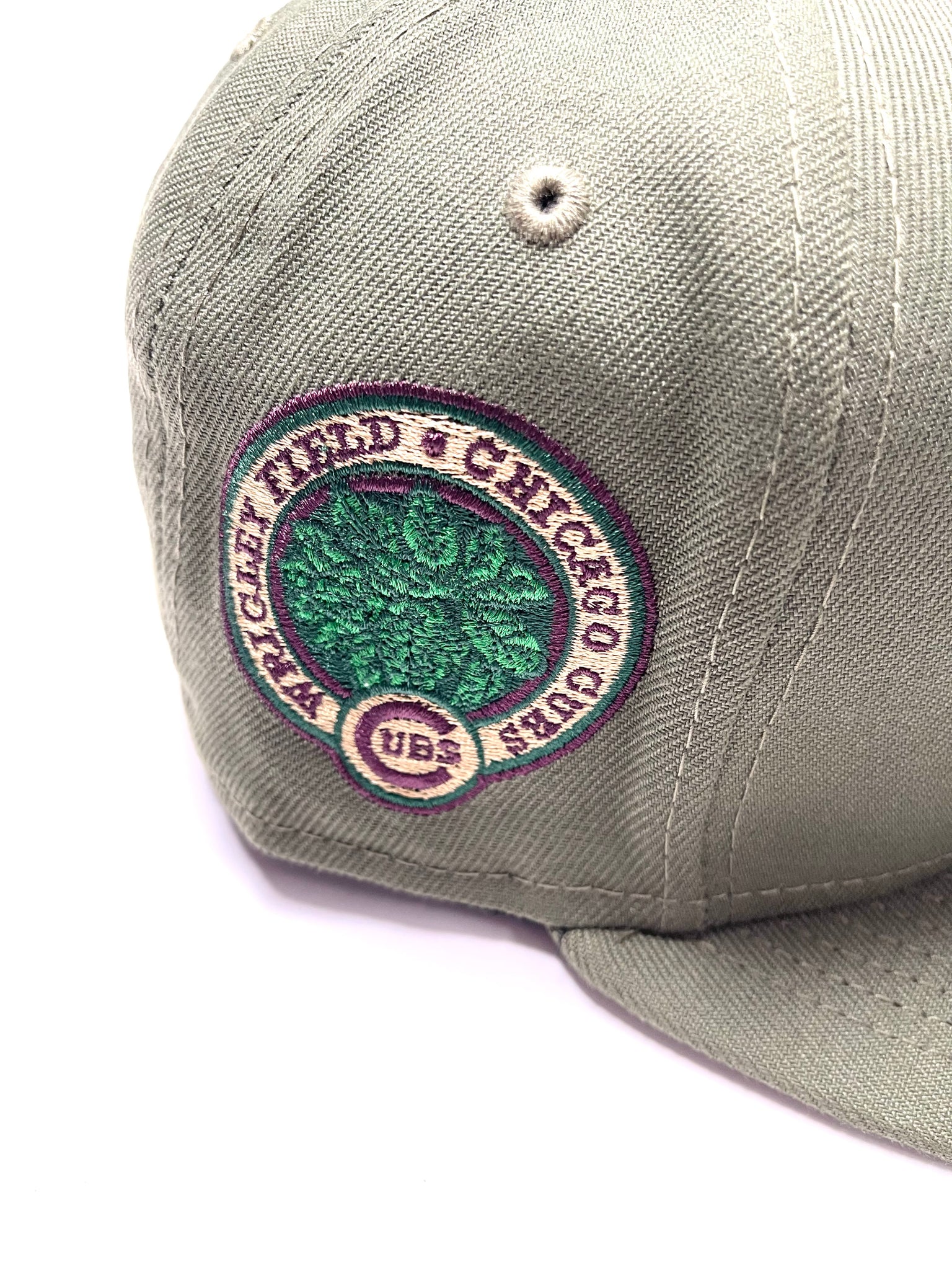 NEW ERA “WINE COUNTRY” CHICAGO CUBS FITTED HAT (OLIVE GREEN/MAROON